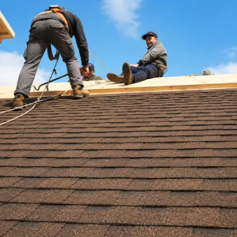 Artisan couvreur Monségur réalisant la pose d'une toiture en tuiles