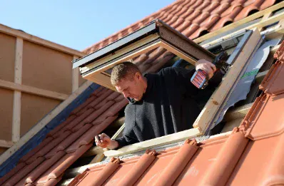 Pose de fenêtre de toit et velux par un couvreur à Monségur